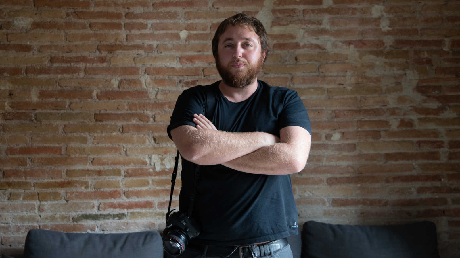 Santi Palacios, cámara colgada del hombro.
