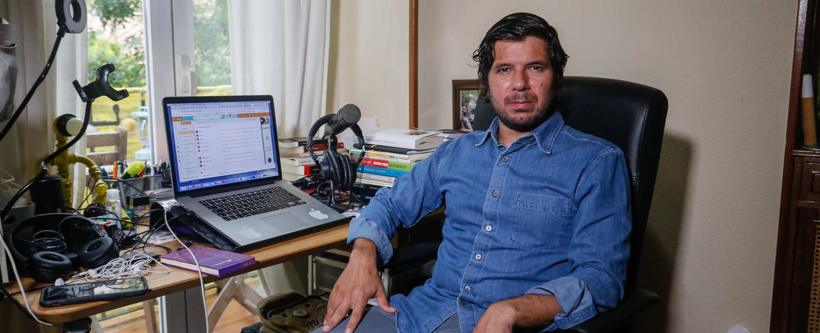 Renato Cisneros (Lima, Perú, 1976) es periodista y escritor. Autor de "El mundo que vimos arder".