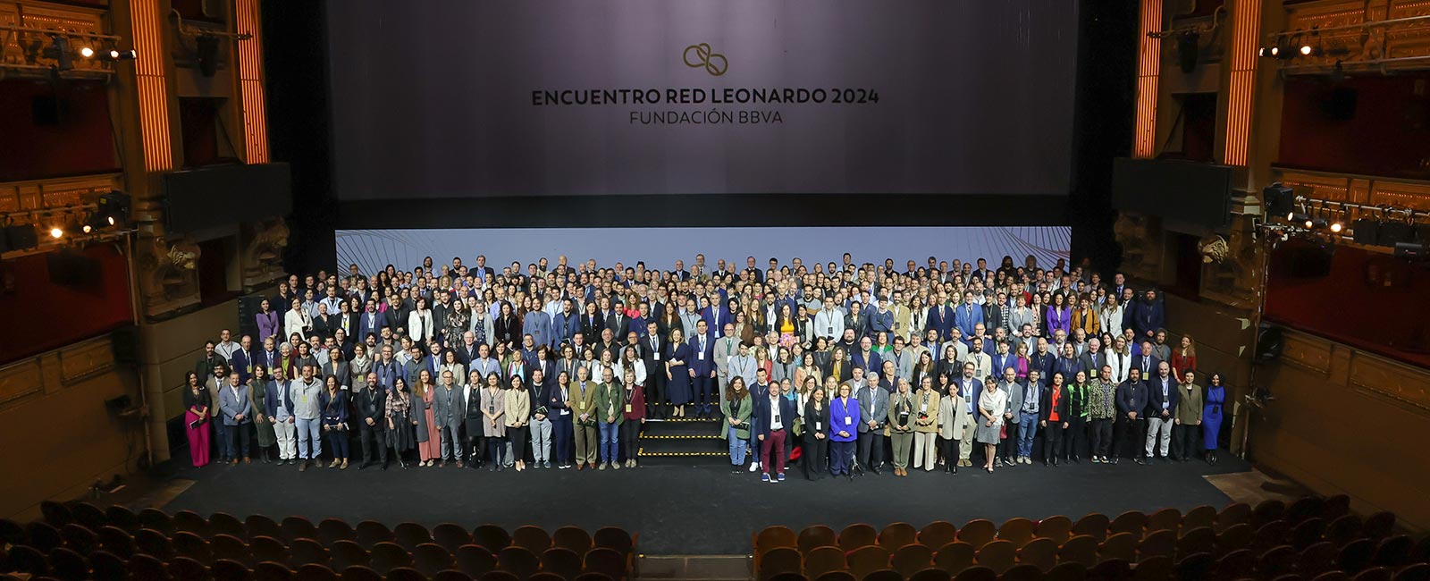 El presidente de la Fundación BBVA, Carlos Torres Vila, y el director de la Fundación BBVA, Rafael Pardo (centro de la imagen), posan junto a más de 300 investigadores y creadores de la Red Leonardo, y miembros de las comisiones evaluadoras del programa de becas, en el escenario del Teatro Real.