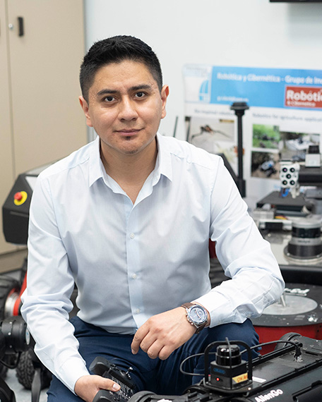 Christyan Cruz Ulloa, Beca Leonardo 2024 en Ingenierías