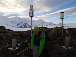 Beatriz Fernández-Marín instalando un sensor. Foto: Nacho García