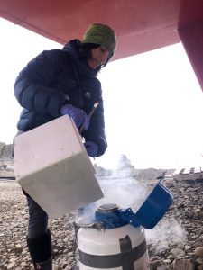 Beatriz Fernández-Marín manipulando nitrógeno líquido en la Antártida. Foto: Nacho García